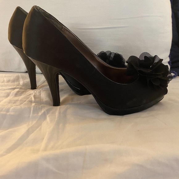 Unlisted size 9M satin 4 in heel peep-toe. Worn 1! - Picture 2 of 6